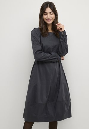 Robe longue gris foncé à manches longues avec une taille cintrée, un col rond, des poignets à boutons et une jupe fluide. Fabriquée en tissu lisse et léger.