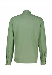 Groene langesleeve overhemd gemaakt van lichtgewicht stof. Heeft een standaard kraag, knoopmanchetten en een gladde textuur zonder patroonen.