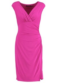 Skräddarsydd rosa klänning i mjukt tyg, med korta ärmar, en rynkad front och en sidodetalj med rynkning för att ge form.