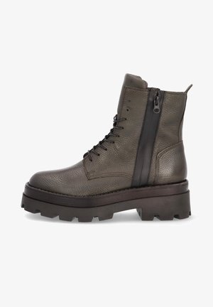 Bottines en cuir vert olive avec une finition texturée, fermeture à lacets à l'avant, fermeture éclair latérale et semelle en caoutchouc épaisse dotée d'une bande de roulement robuste.