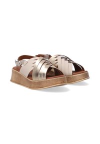 Beige sandaal met metallic gouden accenten, open teen en strapdesign. Heeft een licht houten wigzool en verstelbare gesp sluiting.