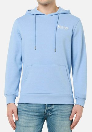 Uomo che indossa una felpa con cappuccio azzurro chiaro con tasca frontale e logo "Boxeur Des Rues" abbinata a jeans blu sbiaditi.