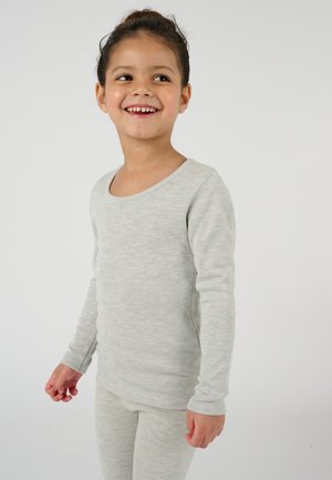 Lichtgrijze lange mouwen top en bijpassende legging van zacht materiaal. De top heeft een ronde halslijn en een gestructureerd patroon overal.