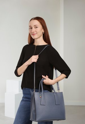 Grijze leren handtas met dubbele bovenhandgrepen en een afneembare riem. Heeft een gestructureerde afwerking en een rechthoekige vorm. Opvallend detail met de Italiaanse vlag.