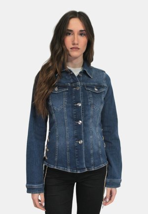 Giacca in denim blu scuro con design aderente, chiusura a bottoni, tasche sul petto e sottili dettagli laterali. Tessuto liscio e colletto classico.