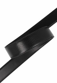 Zwarte leren riem met textuur en gladde secties, gestikte randen, weergegeven in een opgerolde staat op een witte achtergrond.