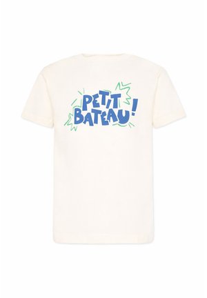 Gebroken wit t-shirt met korte mouwen, met gedurfde blauwe "PETIT BATEAU!" tekst en groene decoratieve lijnen middenvoor.