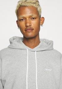 Levi's® TAB HOODIE UNISEX - Jersey con capucha - light mist heather