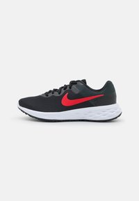Nike buty biegowe z czarną siateczkową cholewką, czerwoną logo w kształcie łuku, wyściełanym kołnierzem oraz białą podeszwą środkową z teksturowaną gumową podeszwą zewnętrzną.