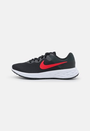 Nike juoksukengät, joissa on musta verkkomateriaali yläosa, punainen swoosh-logo, pehmustettu nilkkaosa ja valkoinen välikerros, jossa on teksturoidut kumipohjat.