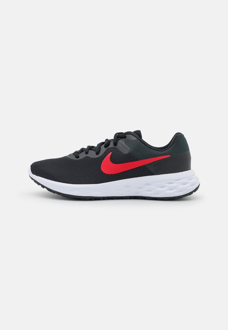 Nike buty biegowe z czarną siateczkową cholewką, czerwoną logo w kształcie łuku, wyściełanym kołnierzem oraz białą podeszwą środkową z teksturowaną gumową podeszwą zewnętrzną.