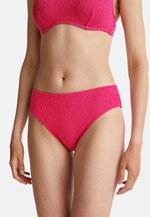 Růžové bikiny s texturedním vlnkovým vzorem a jemnými třpytivými akcenty. Střední výška s mírným pokrytím. Hladká struktura látky.