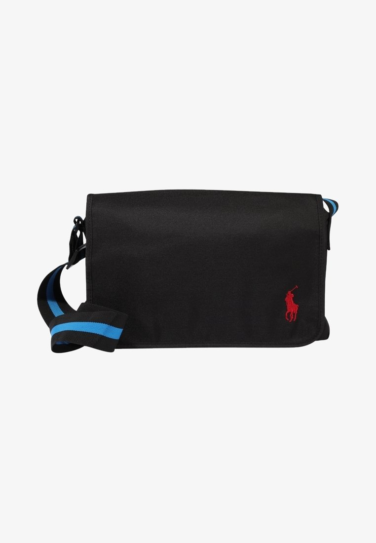 Zwarte messengertas met een gladde stofafwerking, voorzien van een rood logo, verstelbare schouderband met blauwe strepen en klepsluiting.