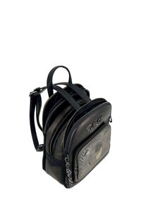 Sac à dos compact noir et gris avec plusieurs compartiments zippés, bretelles ajustables, poche avant avec un design décoratif et un logo.