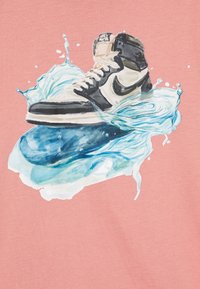 Camiseta gráfica que presenta una ilustración detallada en acuarela de una zapatilla alta en blanco y negro, rodeada de salpicaduras de agua azules sobre un fondo rosa.