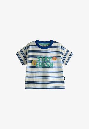 Cămașă cu mâneci scurte în dungi albe și albastre, cu textul „STAY FRESH”, grafică cu soare și un patch galben circular în față.