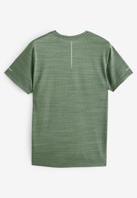 Grøn kortærmet t-shirt med en tekstureret, meleret finish. Har en vertikal refleksstribe på ryggen og en enkel, rund halsudskæring.