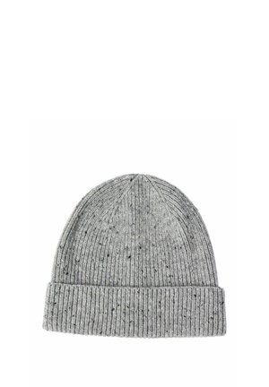 Gorro gris de punto acanalado, con vuelta en el borde y sutiles motas oscuras, sobre un fondo blanco.