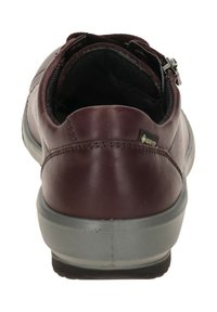 Burgunderfarbene Leder-Sneaker mit einer grauen Gummisohle, ausgestattet mit einer Fersenlasche und Gore-Tex-Logo an der Seite, glatte Oberflächenstruktur.