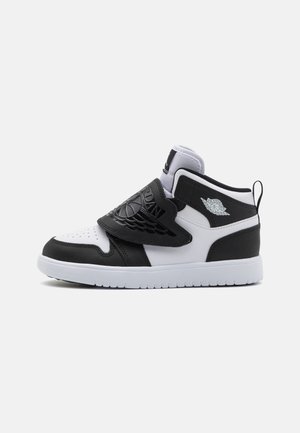 Schwarze und weiße Hochtop-Sneaker mit einem oberen Teil aus glattem Leder, perforierter Zehenpartie und einem Klettverschluss mit einem Flügel-Logo. Gummiaußensohle.