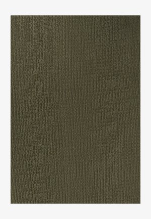 Tejido texturizado en verde oliva, con un patrón de olas en repetición, que presenta una textura suave y ligeramente elevada. Acabado liso en general.