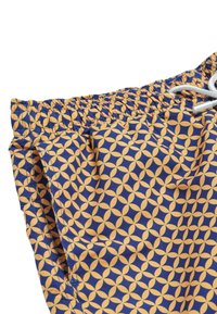 Costumi da bagno blu con un motivo geometrico giallo. Presentano un elastico in vita, chiusura con cordino e tasca laterale.