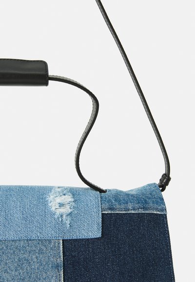 Geantă din denim patchwork cu panouri albastre deschise și închise, detalii uzate pe clapetă și curea subțire din piele neagră.