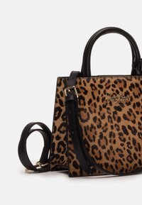 Borsa a tracolla in fantasia leopardata con dettagli in pelle nera, dotata di due manici superiori e una tracolla staccabile. Dettaglio del logo in tonalità oro sulla parte anteriore.