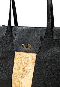 Borsa nera a trama con logo in metallo dorato, dotata di un inserto con motivo mappa sulla parte anteriore per un tocco di dettagli.