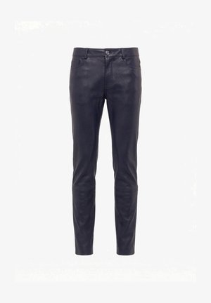 Strakke zwarte leren broek met knopen en ritssluiting aan de voorkant, riemlussen, en voor- en achterzakken, tegen een witte achtergrond.