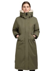 Olijfgroen gewatteerde parka met een hoge kraag, afneembare nepbontvoering, ritssluiting en zijzakken. Glad exterieur. Lange lengte.