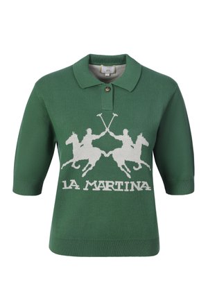 Polo de punto verde de manga corta con cuello, un botón, gráfico blanco de dos jugadores de polo a caballo y texto "LA MARTINA" debajo.