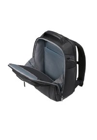 Zaino nero con compartimento imbottito per laptop e diverse sezioni con cerniera, aperto per mostrare l'organizzazione interna e l'imbottitura protettiva.