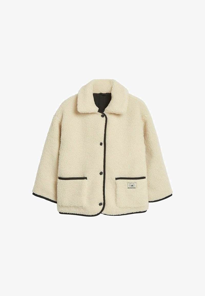 Kurtka z sztucznego misiu w kolorze kremowym, z kołnierzem, czarnymi wykończeniami, zapięciem na zatrzaski z przodu oraz dwiema dużymi kieszeniami naszytymi.