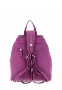Sac à dos en cuir violet avec un design structuré, des fermetures zippées doubles, des bretelles ajustables et des coutures tonales. Équipé d'une poche zippée à l'arrière.