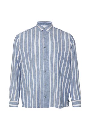 Niebieska koszula z długim rękawem zapinana na guziki, z pionowymi białymi paskami i klasycznym kołnierzykiem, prezentowana na jednolitym białym tle.