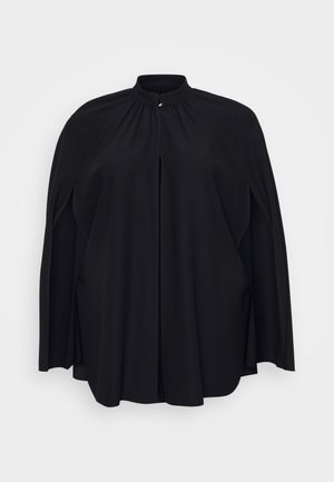 Fekete köpeny magas nyakkivágással és finom redőzéssel. Nyitott elülső részével és széles ujjú, sima, könnyű anyagból készült.