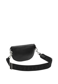 Borsa a spalla in pelle nera con forma curva, hardware in argento e una tracolla in tessuto con la scritta "BESKIND". Texture liscia su tutta la superficie.