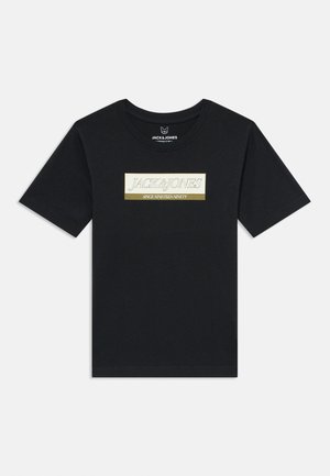 T-shirt en coton noir avec un logo rectangulaire en or et blanc, comportant le texte "JACK & JONES" et "SINCE NINETEEN NINETY." Manches courtes.