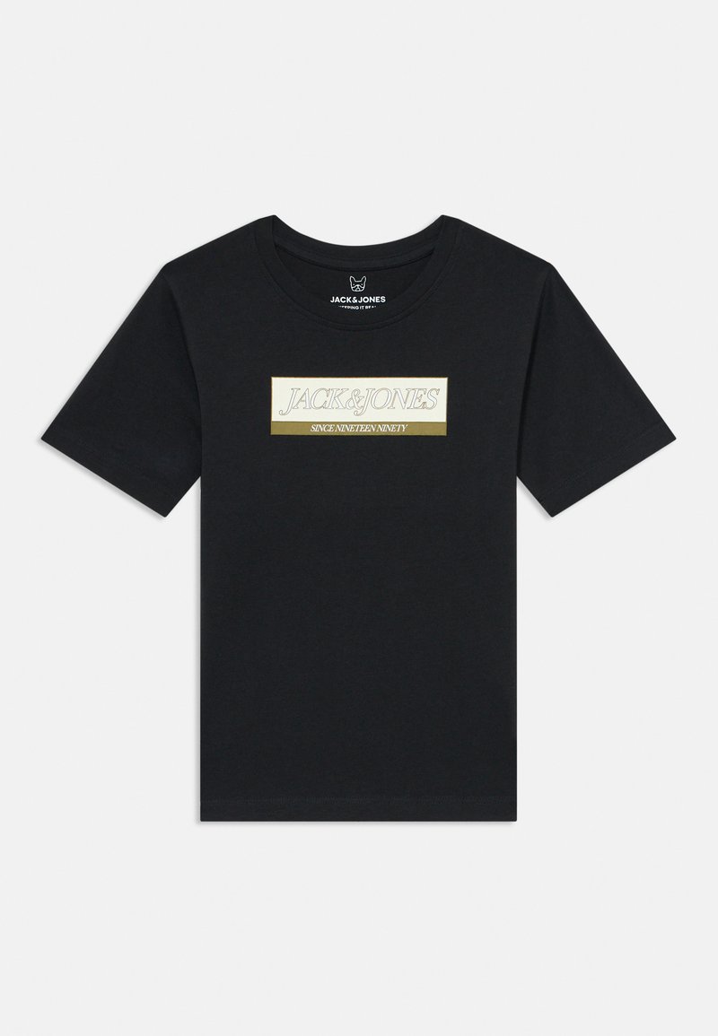 Camiseta de algodón negra con un logo rectangular en dorado y blanco, con el texto "JACK & JONES" y "DESDE MIL NOVECIENTOS NOVENTA". Mangas cortas.