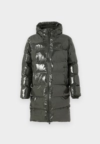 Geacă puffer lucioasă, de culoare verde închis, cu glugă, fermoar pe toată lungimea și manșete elastice, având un model matlasat și o textură căptușită.