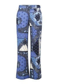 Blauwe en witte wijde benen broek met een patroon van paisley ontwerpen, geometrische vormen en contrasterende tinten blauw en marineblauw.