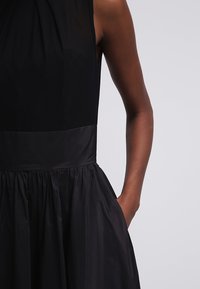 Swing Maxi šaty - black