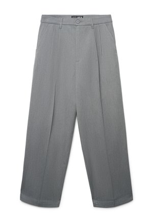 Pantaloni grigi a gamba larga realizzati in tessuto liscio, caratterizzati da chiusura con bottone, pieghe e orli dritti. Vita regolabile per maggiore comfort.