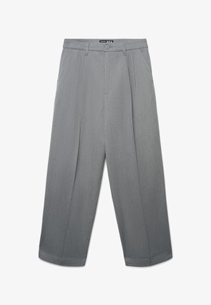 Pantaloni grigi a gamba larga realizzati in tessuto liscio, caratterizzati da chiusura con bottone, pieghe e orli dritti. Vita regolabile per maggiore comfort.
