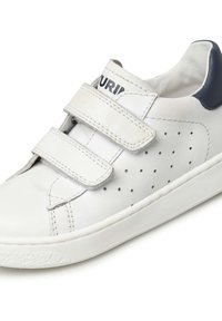 Sneaker bianca in pelle con design perforato, fasce in velcro e un accento blu navy sul tallone. Suola in gomma con una finitura testurizzata.