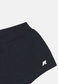 Shorts sportivi neri con un tessuto testurizzato, dotati di una cintura larga e di un piccolo logo bianco sulla parte inferiore.