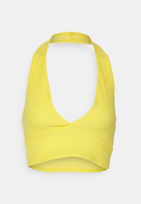 Top cropped em halter amarelo feito de tecido texturizado. Apresenta um design com cruzamento na parte da frente e uma alça larga para maior suporte.