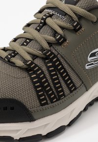Skechers ESCAPE PLAN - Zapatillas - olive/black