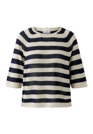 Pull en maille à manches courtes avec des rayures horizontales bleu marine et blanches et un col rond sur un fond blanc.